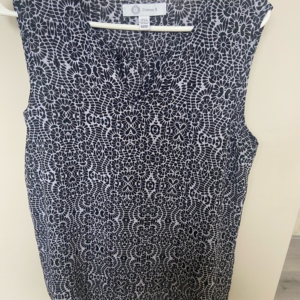 Women's Black and White Top patterned light and flowing size medium